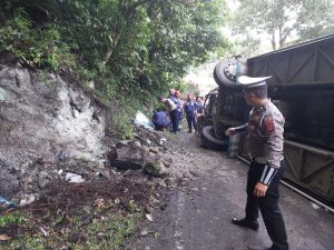Efek Rem Blong, Bus Bermuatan Mahasiswa dan Dosen Unri Terbalik, 3 Kendaraan Kena Tabrak